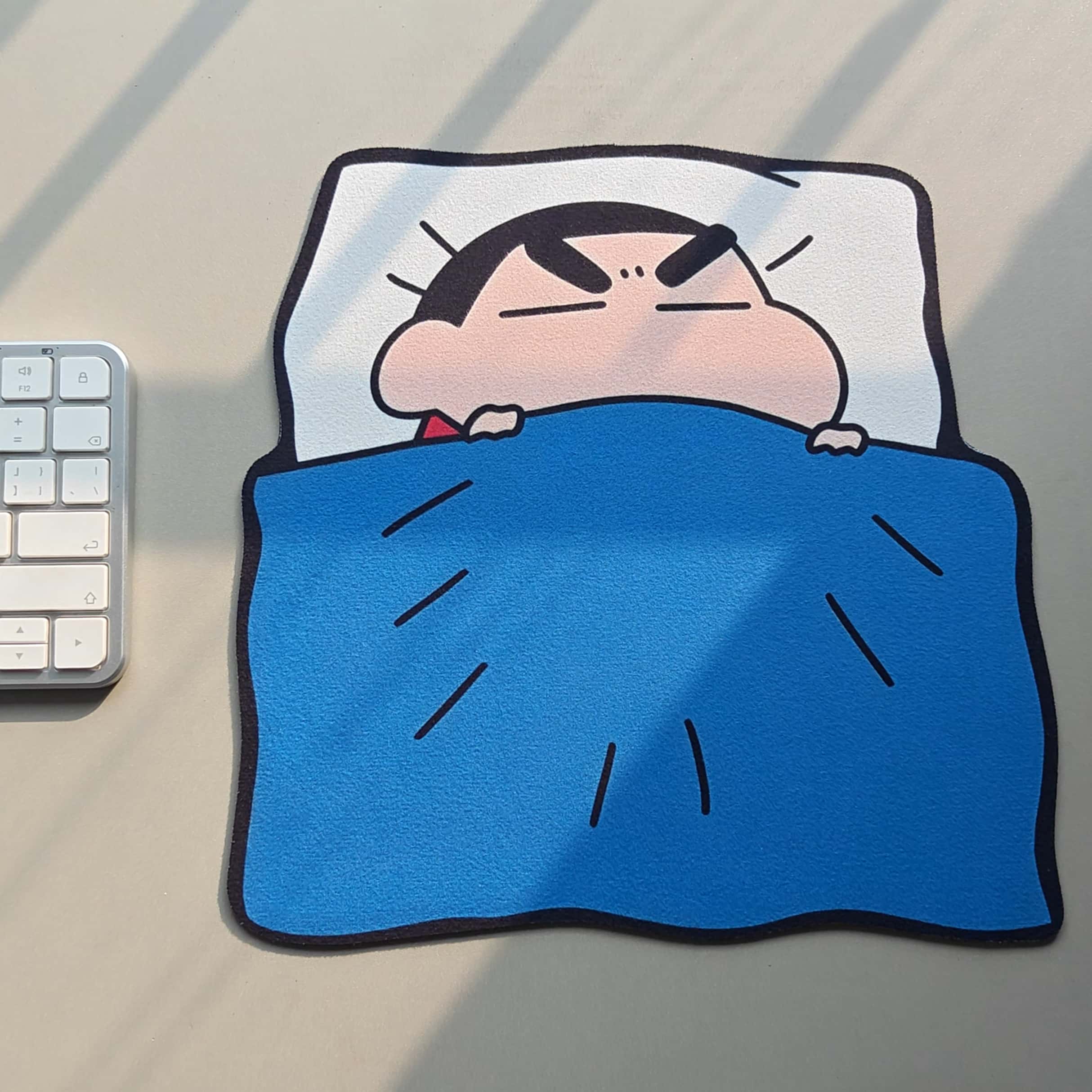 Desk Setup Cozy - Urocza podkładka pod mysz Crayon Shinchan,