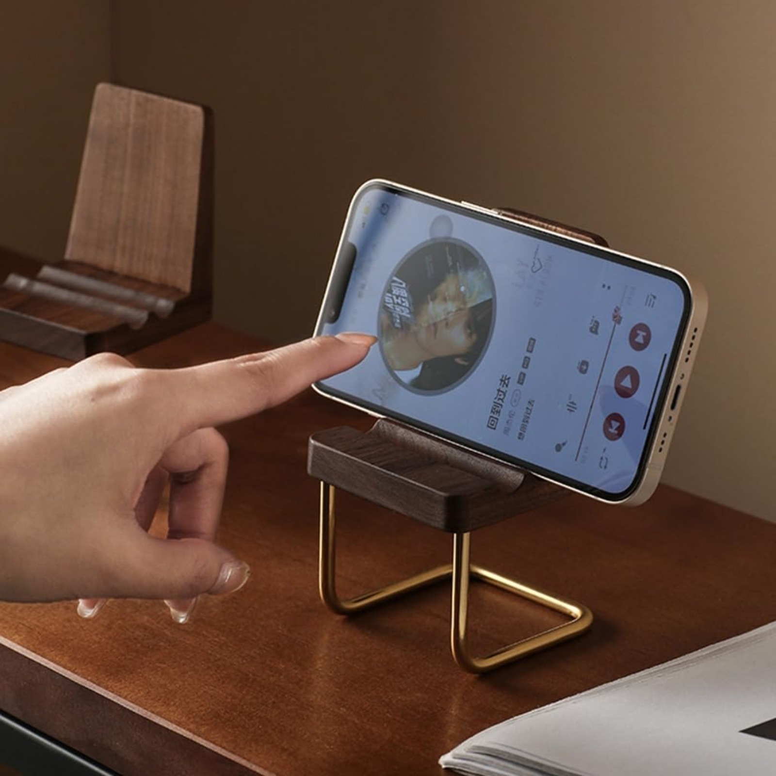 Drewniany Stojak na Telefon Or – Desk Setup Natural recenzja i cena
